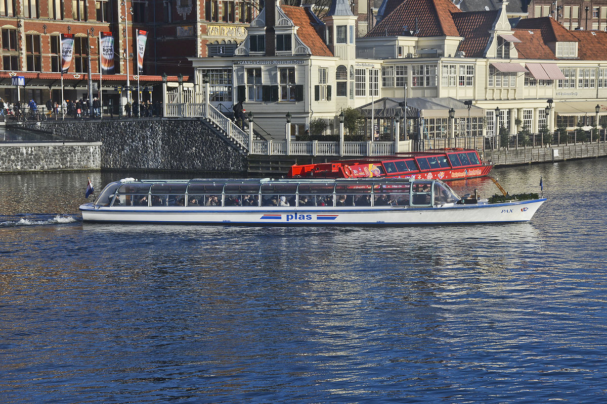 Fahrgastschiff »Pax« von der Reederei Plas. Hier am »Open Havenfront« in Amsterdam. Aufnahme: 4. januar 2017.