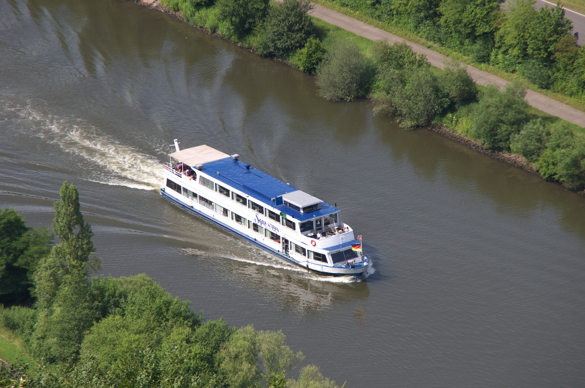 Fahrgastschiff “Saarstern” - Kapazität 250 Personen - 1 Oberdecksalon für 72 Personen 
 - 1 Unterdecksalon für 100 Personen sowie im Bug Loungebereich 25 Sessel - 
Baujahr: 1972 - Schiffswerft Oberwinter - Länge: 38,5 Meter, Breite: 6,5 Meter, 
Tiefgang: 1,05 Meter, Antriebsmaschinen: 2 * 170 KW. 28.06.2015 bei Serrig