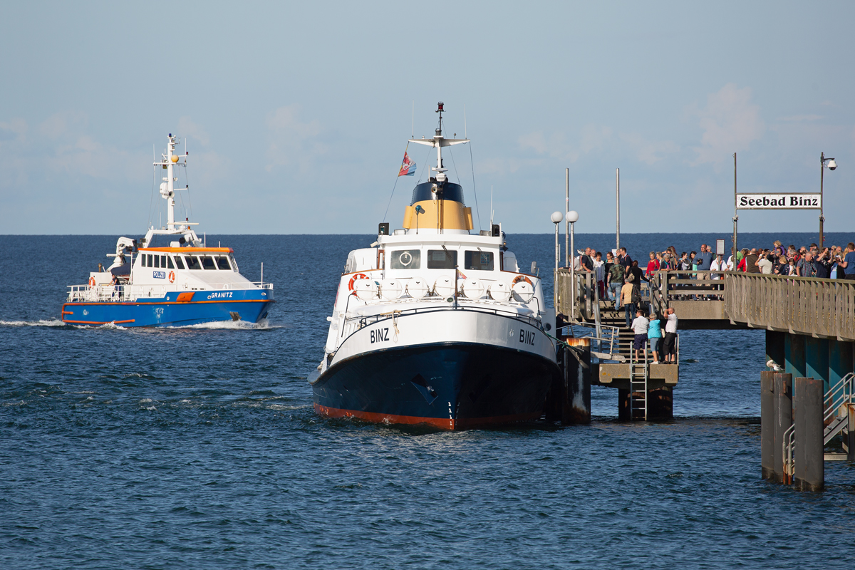 Fahrgastschiff BINZ an der Seebrücke im Ostseebad Binz und im Hintergrund das Polizeiboot GRANITZ ,dass ebenfalls an der Seebrücke anlegen wird. - 21.08.2019