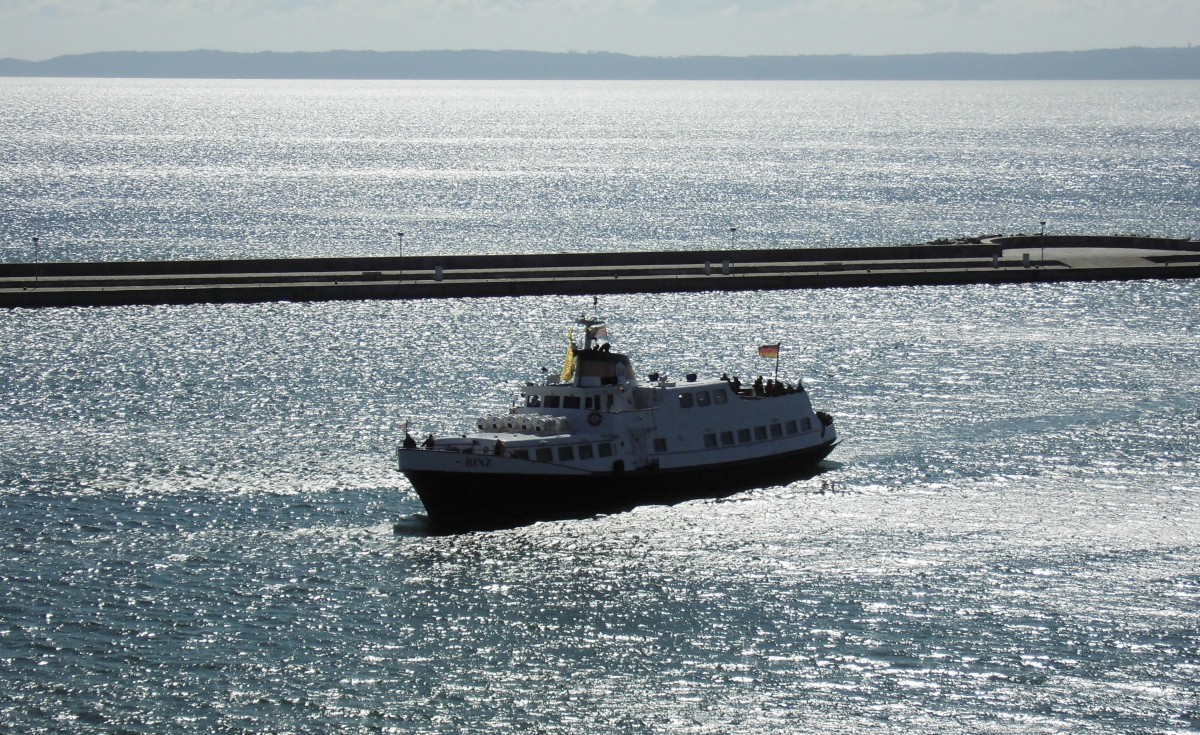 Fahrgastschiff  Binz  läuft am 03.04.15 im Stadthafen Sassnitz ein.