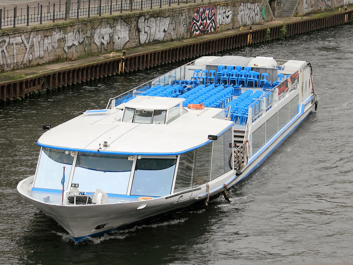 Fahrgastschiff  Brasil  auf der Spree, am Bahnhof Berlin Friedrichstrasse am 13. Juni 2016.