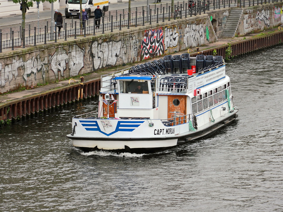 Fahrgastschiff  Capt. Morgan  auf der Spree, Höhe Bahnhof Berlin Friedrichstrasse am 13. Juni 2016.