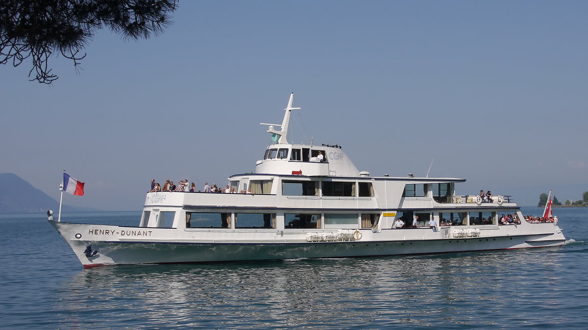 Fahrgastschiff CGN HENRY - DUNANT (Inbetriebsetzung: 1963, Länge: 50,2 m, Leistung: 2x440 kW, Kapazität: 550 Personen) auf dem Genfersee bei Montreux; 13.06.2014

