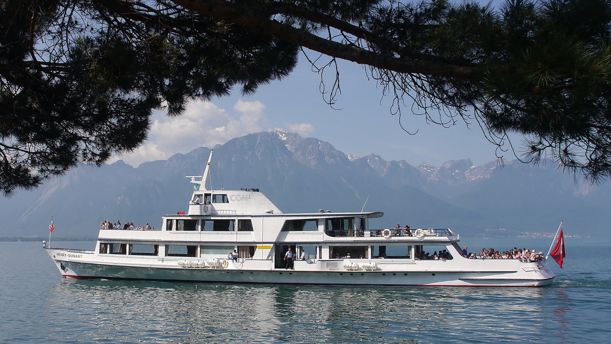 Fahrgastschiff CGN HENRY - DUNANT auf dem Genfersee bei Montreux, im Hintergrund Berg Grammont (2172m) im Chablais-Massiv in den Savoyer Alpen; 13.06.2014
