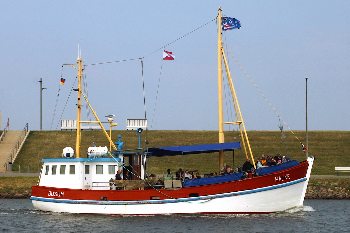 Fahrgastschiff (ehem. Fischkutter) HAUKE (MMSI 211225350); Datum: 25.07.2026; Aufnahmeort: Nordsee/Hafen B�sum, Deutschland.