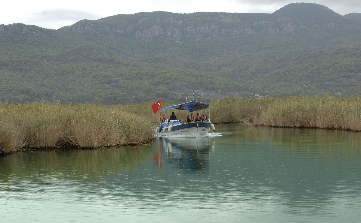 Fahrgastschiff Engür im türkischen Kalyan-Delta. Aufnahme: Oktober 2010.