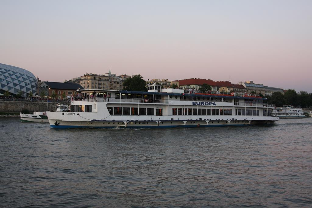 Fahrgastschiff EUROPA auf der Donau in Budapest am 19.6.2017.
