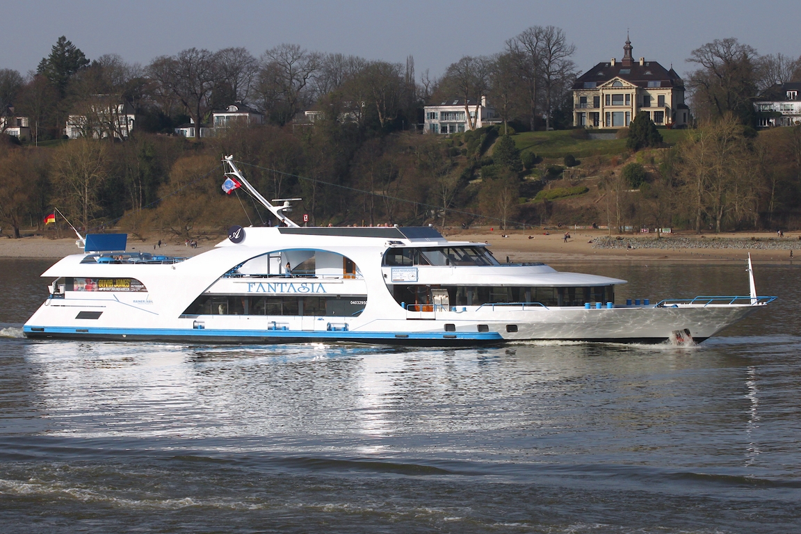 Fahrgastschiff FANTASIA (ENI 04032950) ; Eigner/Betreiber: Reederei Rainer Abicht; Datum: 07.03.2026; Aufnahmeort: Elbe/Hafen Hamburg, Deutschland.