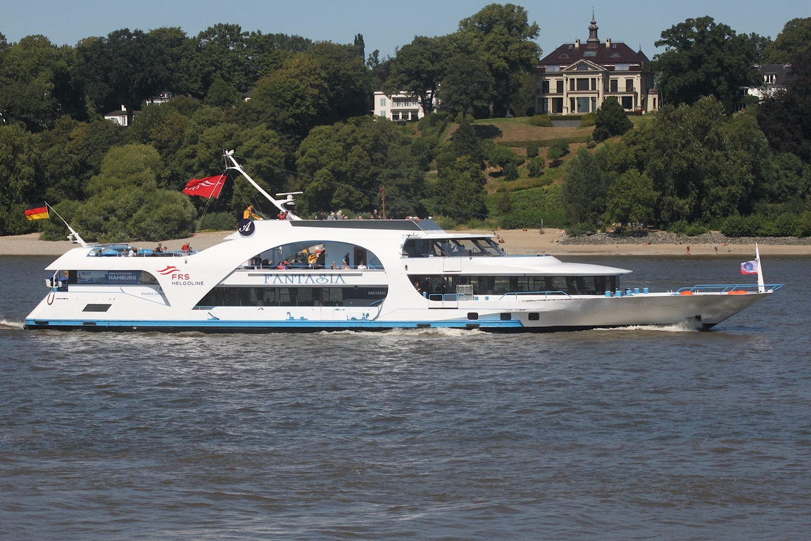 Fahrgastschiff FANTASIA (ENI 04032950) ; Eigner/Betreiber: Reederei Rainer Abicht (hier im Auftrag der FRS-Helgoline mit entsprechender Zusatzbeschriftung); Datum: 13.08.2026; Aufnahmeort: Elbe/Hafen Hamburg, Deutschland.