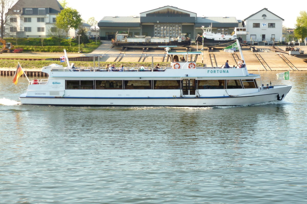 Fahrgastschiff  Fortuna  auf der Mosel am Deutschen Eck bei Koblenz. Aufnahmedatum: 09.04.2017.