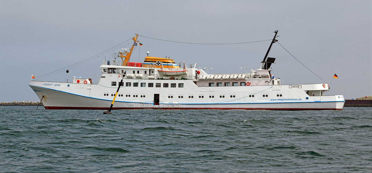 Fahrgastschiff FUNNY GIRL vor Helgoland. Aufnahme vom 22.07.2015