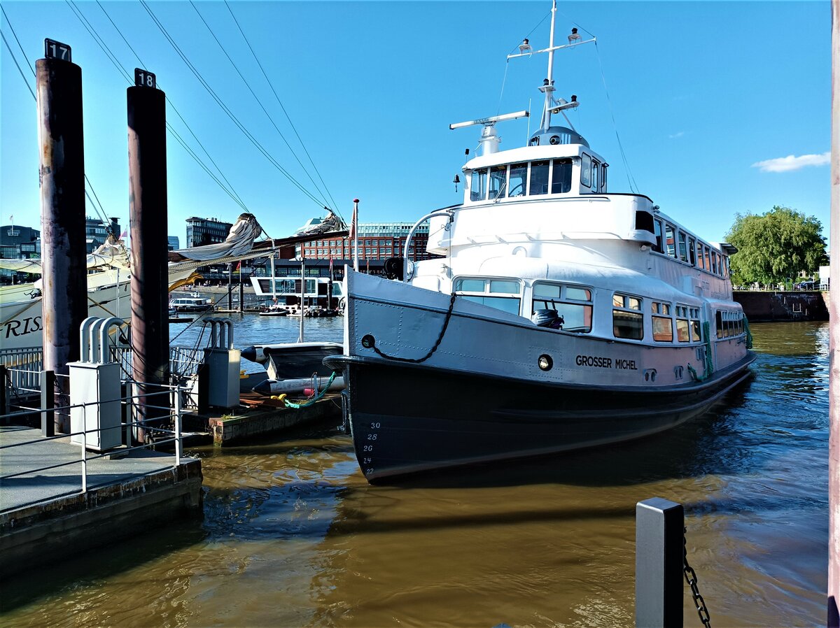 Fahrgastschiff  Grosser Michel am 4.06.2022 am Liegeplatz Elbphilharmonie in Hamburg 