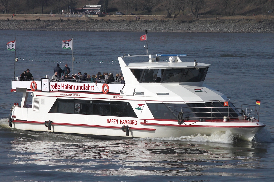 Fahrgastschiff HAFEN HAMBURG (ENI 05612600) ; Eigner/Betreiber: Barkassen Meyer; Datum: 09.03.2026; Aufnahmeort: Elbe/Hafen Hamburg, Deutschland.