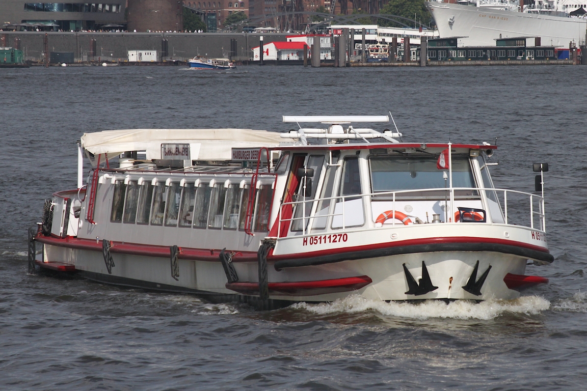 Fahrgastschiff HAMBURGER DEERN (ENI 05111270); Datum: 18.06.2026; Aufnahmeort: Elbe/Hafen Hamburg, Deutschland.