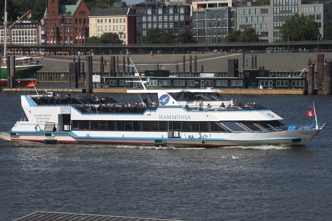 Fahrgastschiff HAMMONIA (ENI 05802340); Eigner/Betreiber: Reederei Rainer Abicht; Datum: 03.08.2026; Aufnahmeort: Elbe/Hafen Hamburg, Deutschland.