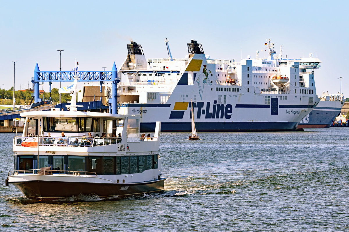 Fahrgastschiff HANSA am 15.06.2020 im Hafen von Lübeck-Travemünde. Im Hintergrund ist die am Skandinavienkai liegende NILS HOLGERSSON von der TT-Line zu sehen.