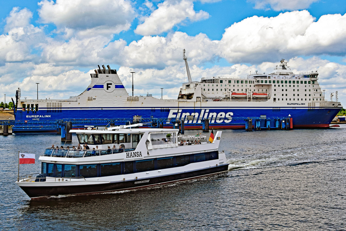 Fahrgastschiff HANSA am Pfingstsonntag, 9.Juni 2019, im Hafen von Travemünde vor der am Skandinavienkai liegenden EURPOPALINK (IMO 9319454. HANSA hat eine Länge von 36 Meter, eine Breite von 9 Meter. Im Panoramasalon können 190 und ebenso auf dem Außendeck 190 Personen Platz nehmen.