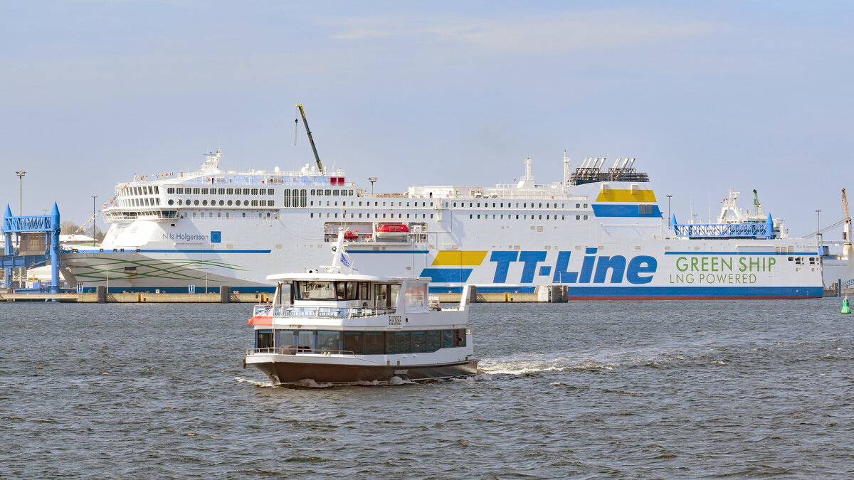 Fahrgastschiff HANSA hat das neue TT-Line-Fährschiff NILS HOLGERSSON passiert. Lübeck-Travemünde, Höhe Skandinavienkai, 22.04.2022