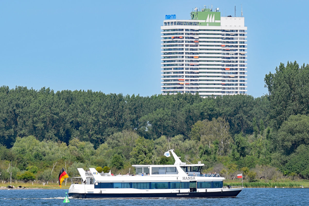 Fahrgastschiff HANSA in der Pötenitzer Wiek. Im Hintergrund das Hotel MARITIM in Lübeck-Travemünde. Aufnahme vom 17.07.2020