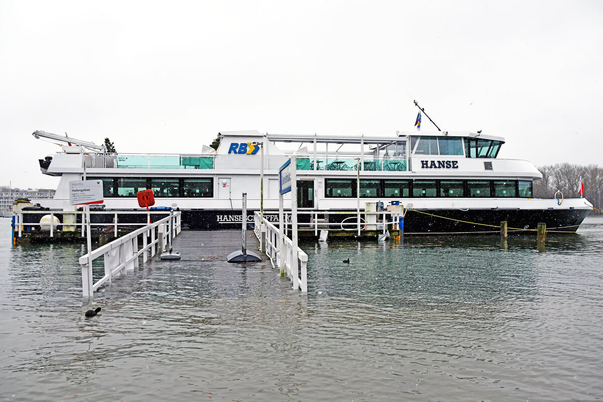 Fahrgastschiff HANSE am 04.01.2024 im Hafen von Lübeck-Travemünde. Es herrscht Hochwasser