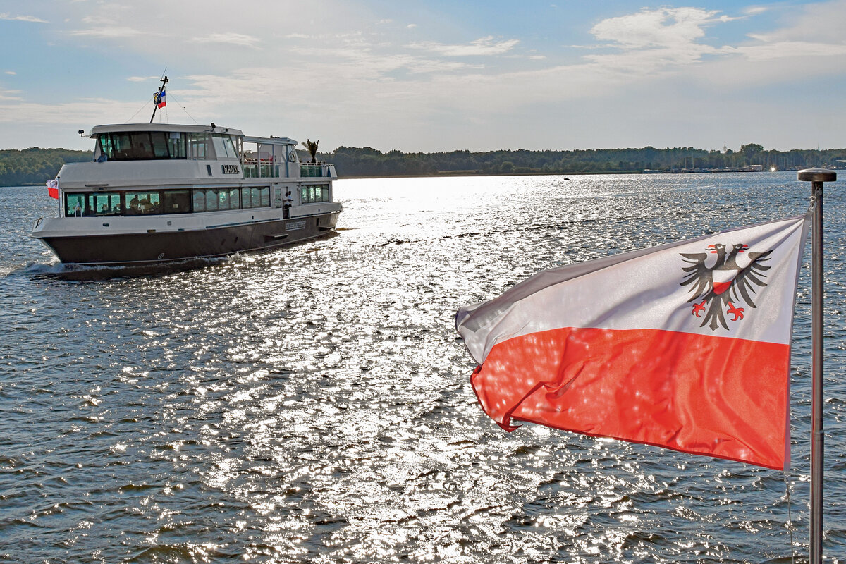 Fahrgastschiff HANSE am 29.7.2022 auf der Trave unweit Lübeck-Schlutup