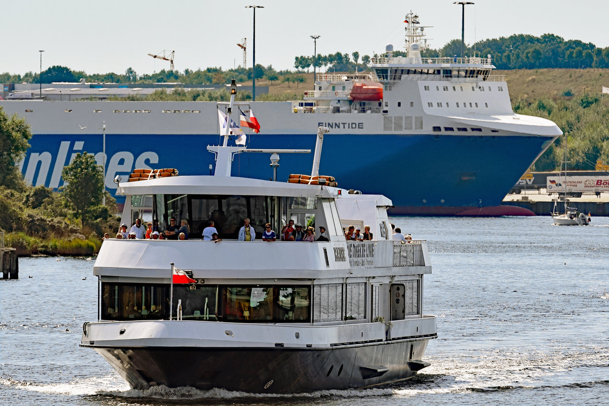 Fahrgastschiff HANSE am 31.08.2016 im Hafen von Lübeck-Travemünde. Es verkehrt täglich zwischen Travemünde und Lübeck. Baujahr:2000, Heimatwerft: Peterswerft Wewelsfleth, Heimathafen: Travemünde, Geschwindigkeit: 13,5 Knoten, Länge: 42,46 m, Breite: 9,00 m, Tiefgang: 1,60 m, Kapazität: 300 Sitzplätze (200 im Salon und 100 an Deck