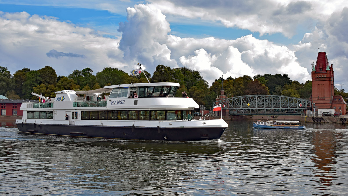 Fahrgastschiff HANSE am 8.9.2019 in Lübeck unweit der Hubbrücke. Im Hintergrund fährt die Barkasse SW 2