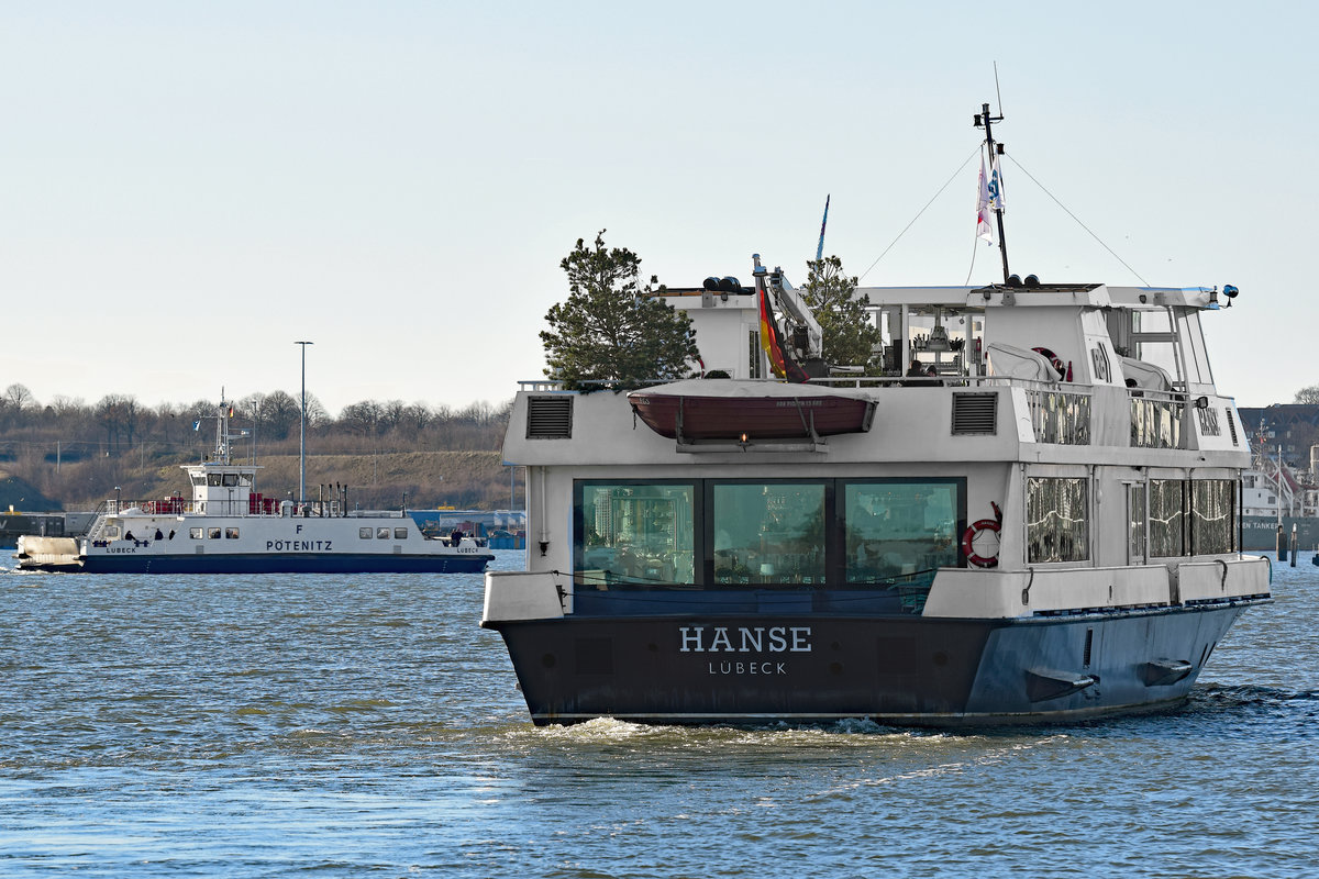 Fahrgastschiff HANSE am frühen Nachmittag des 07.01.2018 bei Lübeck-Travemünde