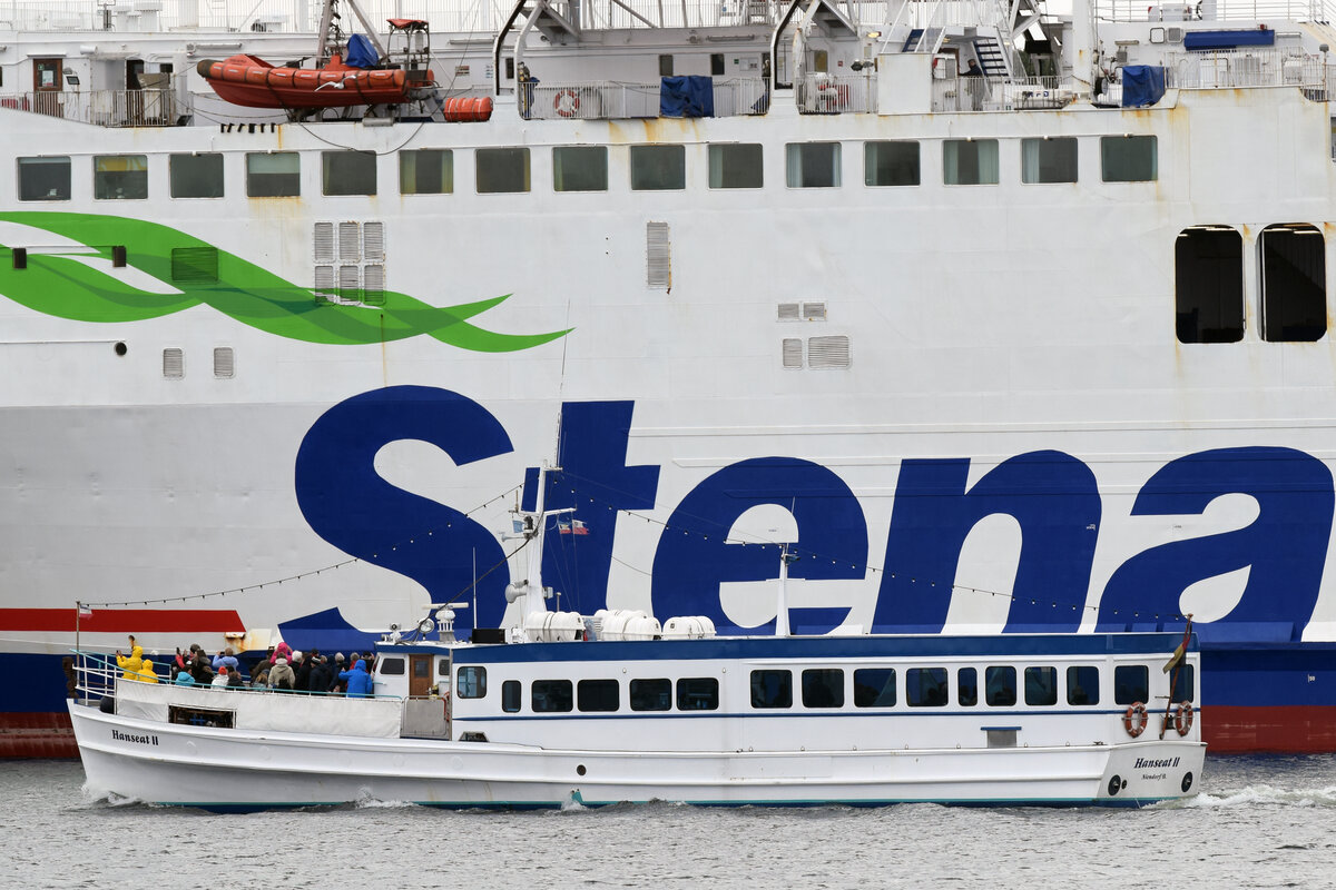 Fahrgastschiff HANSEAT II fährt am 02.10.2021 an der beim Skandinavienkai in Lübeck-Travemünde liegenden STENA GOTHICA vorbei.