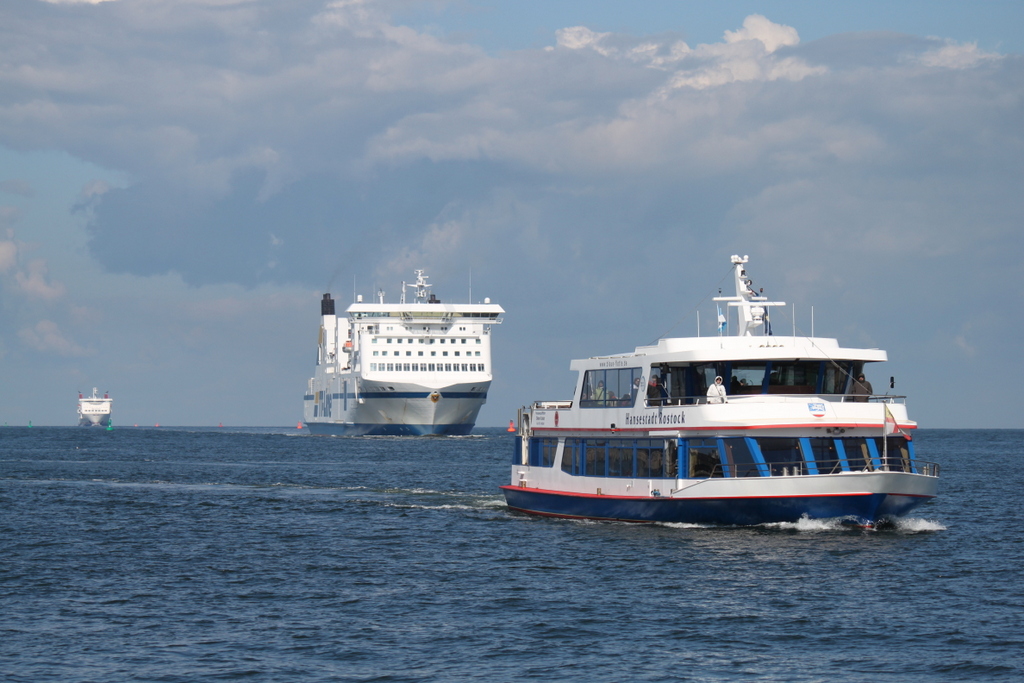Fahrgastschiff HANSESTADT ROSTOCK  vs Nils Holgersson und Mecklenburg-Vorpommern im Seekanal vor Warnemnde am 04.04.2015