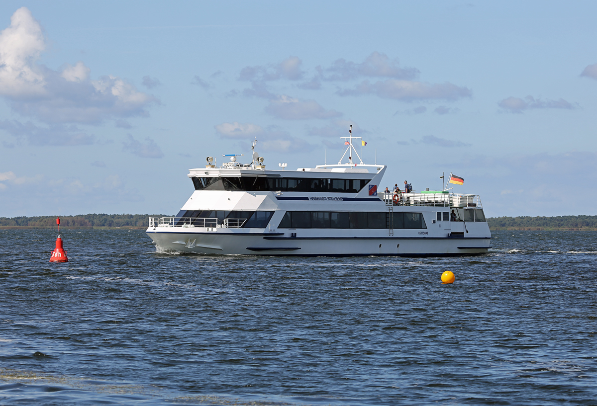 Fahrgastschiff HANSESTADT STRALSUND der Reederei Hiddensee vor dem Hafen in Schaprode. - 21.08.2018
