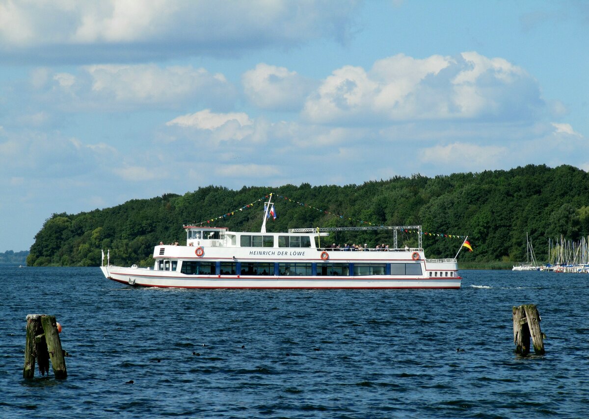 Fahrgastschiff  HEINRICH DER LÖWE  (34,50 x 6,80m) am 31.08.2021 auf dem Ratzeburger See vor Ratzeburg.