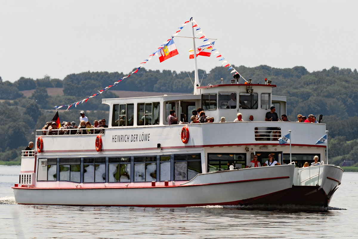 Fahrgastschiff HEINRICH DER LÖWE am 18.07.2020 auf dem Ratzeburger See in Richtung Rothenhusen steuernd