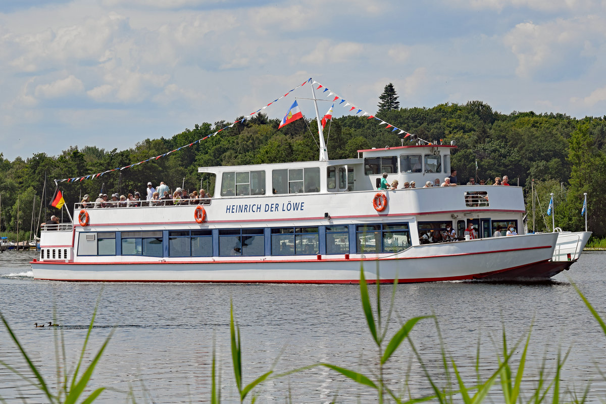 Fahrgastschiff HEINRICH DER LÖWE am 18.07.2020 auf dem Ratzeburger See in Richtung Rothenhusen steuernd