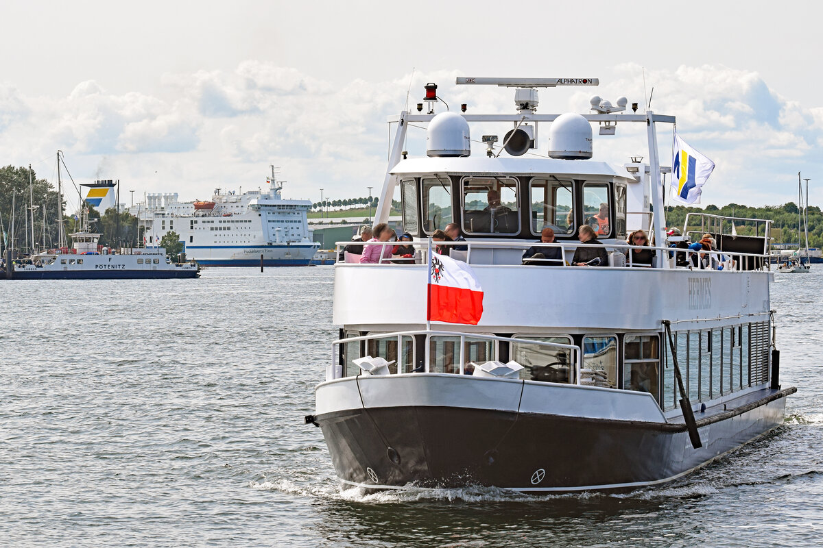 Fahrgastschiff HERMES (ENI: 04033100) am 24.08.2021 im Hafen von Lübeck-Travemünde. Nach vielen Monaten Liegezeit im Burgtorhafen Lübeck kommt das Fahrzeug nun wieder in Travemünde zum Einsatz (1-stündige Hafenrundfahrten, zum Teil in die Pötenitzer Wiek)