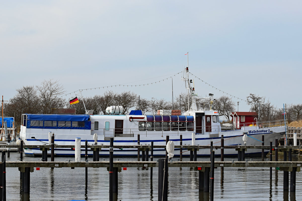 Fahrgastschiff HOLSTENTOR I am 30.03.2018 im Hafen von Niendorf / Ostsee