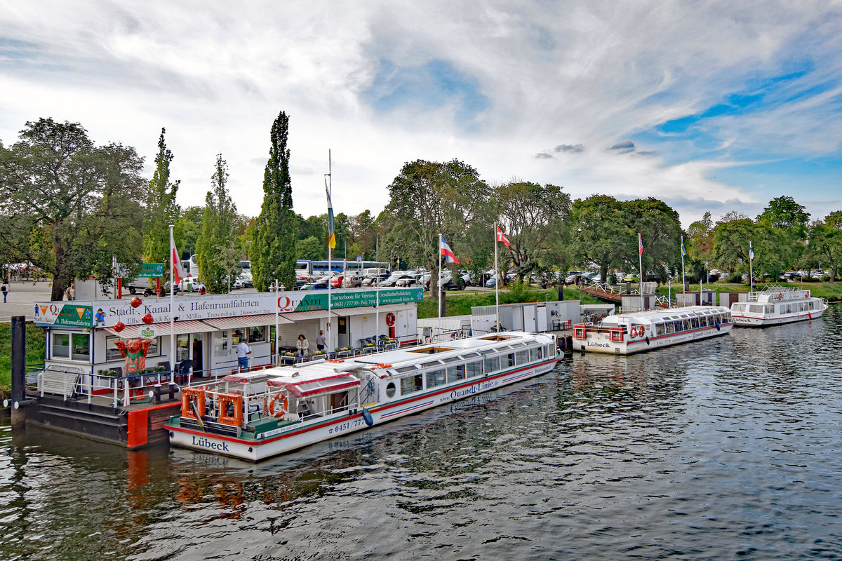 Fahrgastschiff HOLSTENTOR (links im Bild) und zwei weitere Schiffe der Quandt-Linie am 18.8.2018 im Hafen von Lübeck