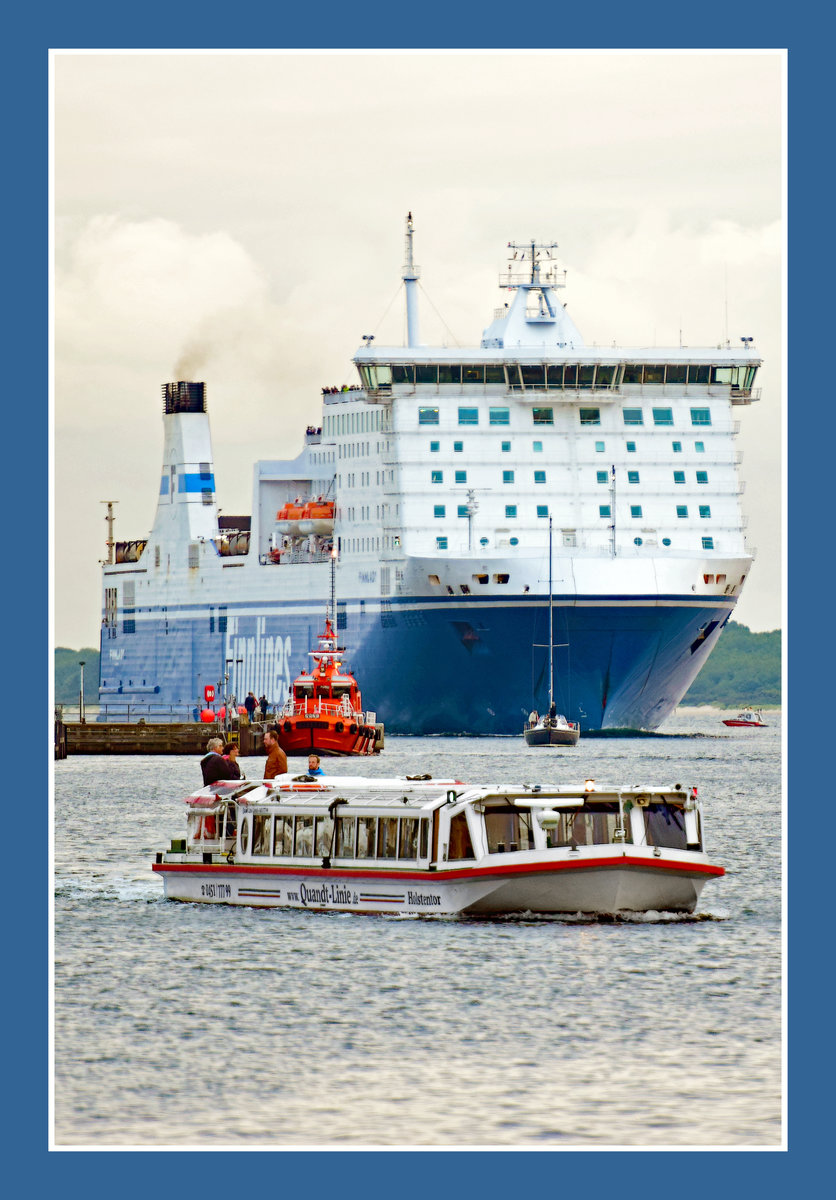Fahrgastschiff HOLSTENTOR der Quandt-Linie im Hafen vom Lübeck-Travemünde. Achteraus ist die FINNLADY (Finnlines) zu sehen. Aufnahme vom 15.07.2016