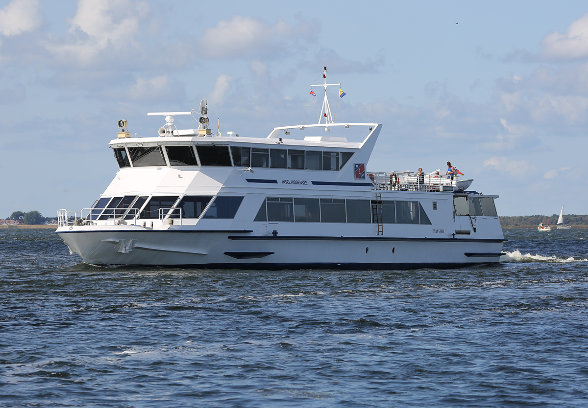 Fahrgastschiff INSEL HIDDENSEE vor dem Hafen in Schaprode. - 21.08.2018