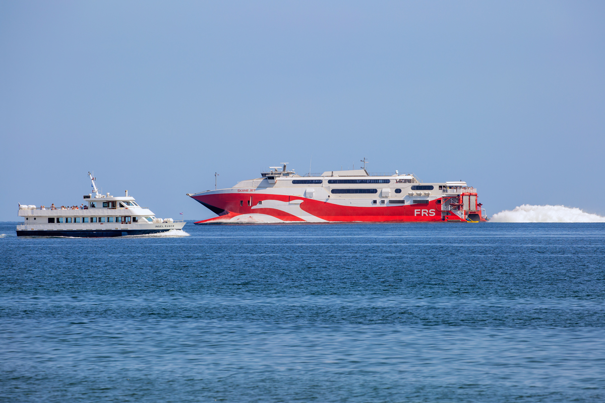 Fahrgastschiff INSEL RÜGEN (IMO 8745929) und Passagier & Ro-Ro Fähre SKANE JET (IMO 9176060) vor Rügen. - 23.07.2021
