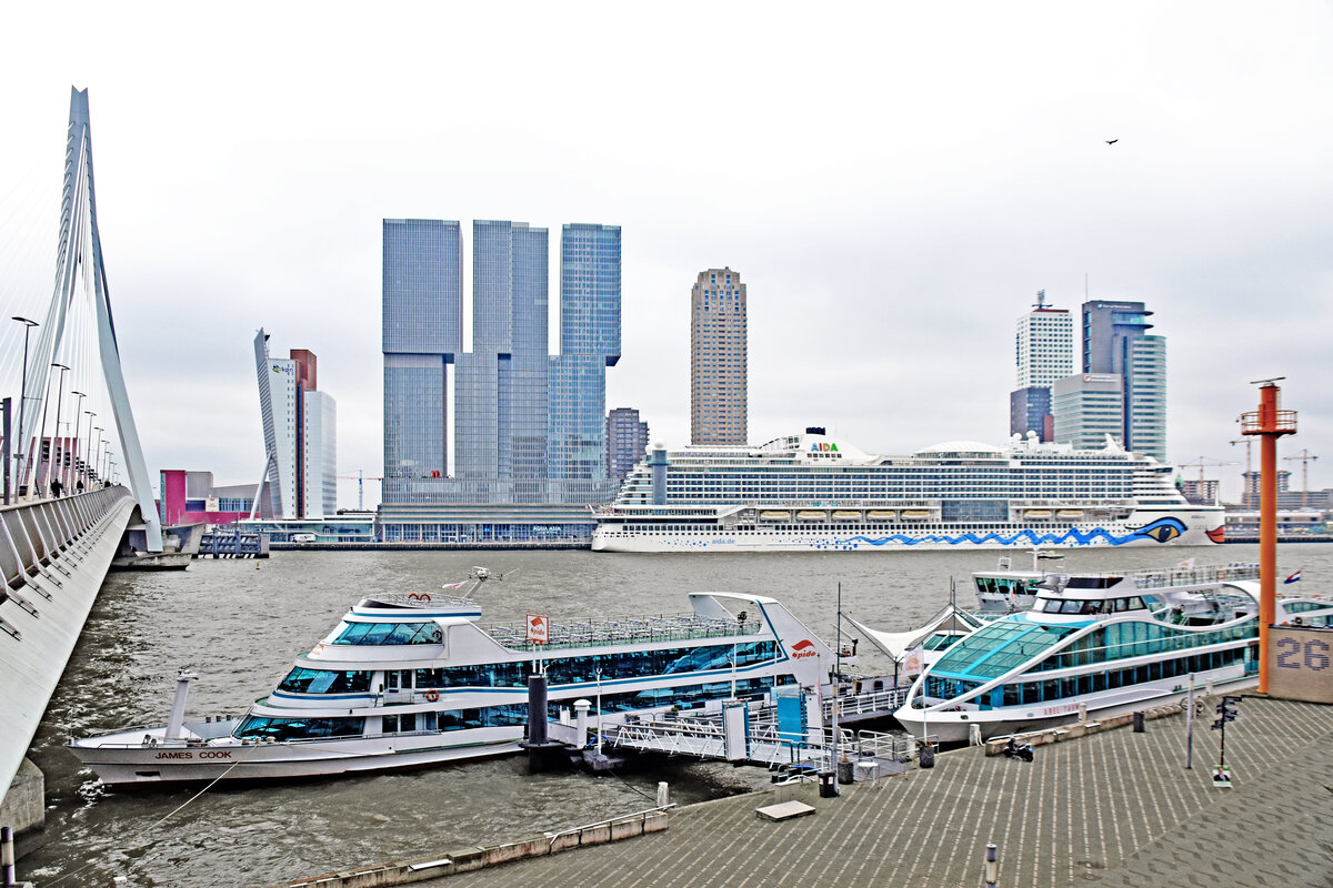 Fahrgastschiff JAMES COOK am 9.2.2022 im Hafen von Rotterdam