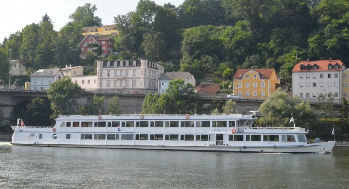 Fahrgastschiff Johanna aus Österreich hier auf der Donau bei Passau am 06.07.15. Heimathafen Linz, Länge: 65,95m, Breite: 8,94m, zugelassen für 600 Passagiere.