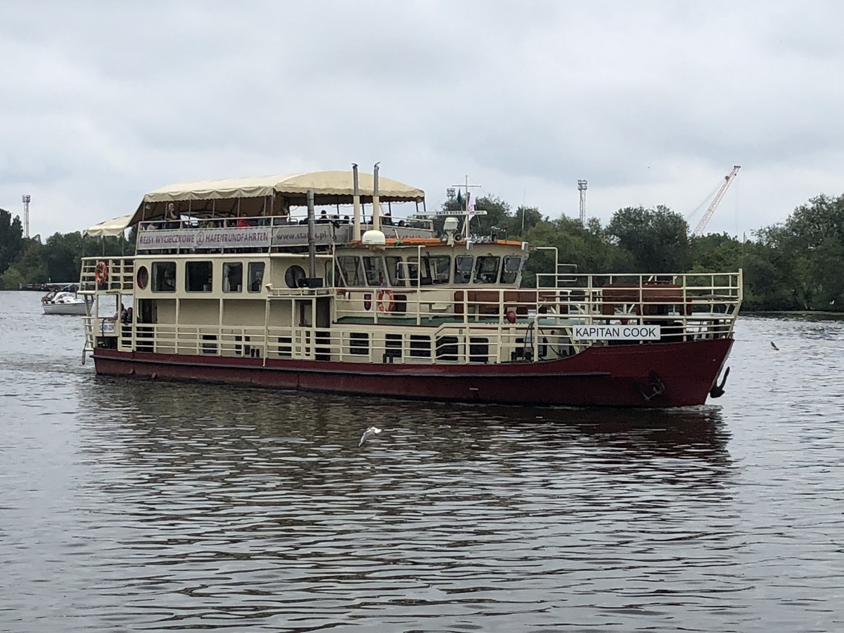 Fahrgastschiff  KAPITAN COOK  auf der Oder bei Stettin (SZCZECIN) am 11. Juli 2018. Bei dem Schiff handelt es sich um ein Fahrgastschiff mit dem Ex-Name : Walter Türk, gebaut 1956 bei der Teltowwerft Berlin-Zehlendorf.

