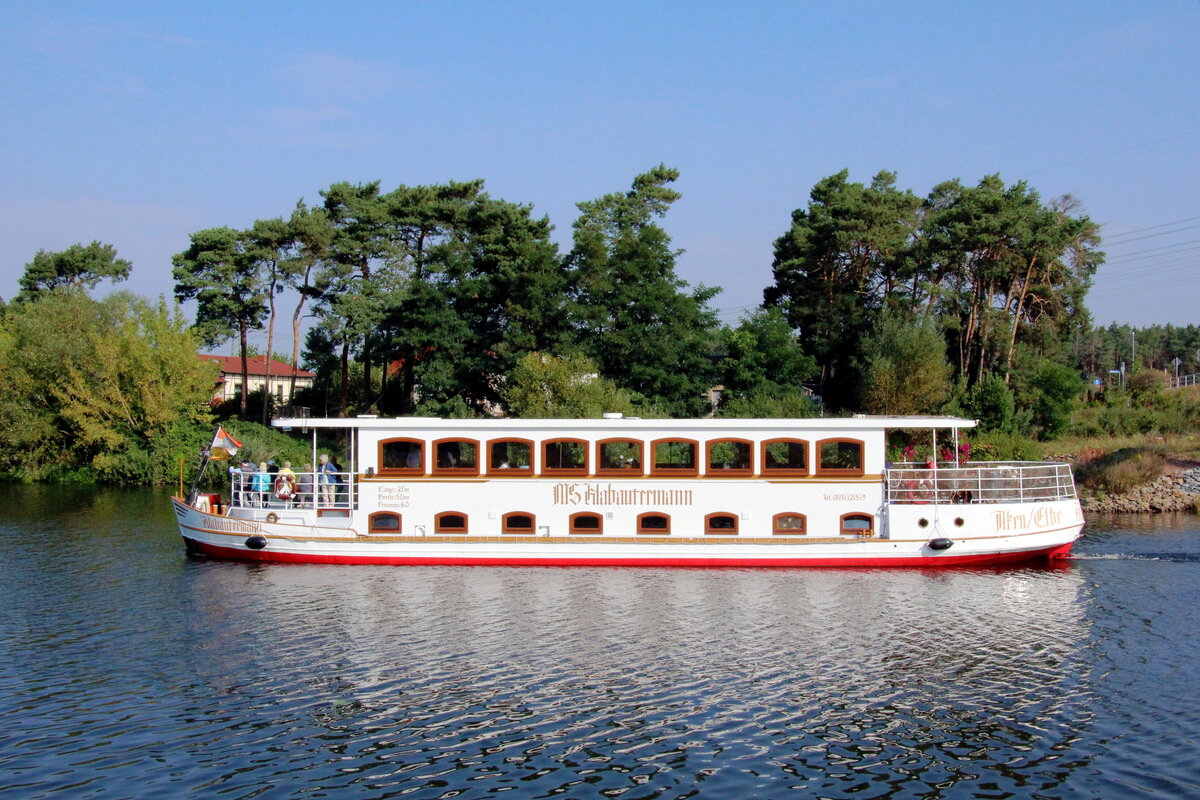 Fahrgastschiff  KLABAUTERMANN  (05802230 , 27 x 5,13m)  am 10.09.2021  im  ELBE-HAVEL-KANAL  vor der Schleuse Wusterwitz mit Fahrtrichtung Genthin. 