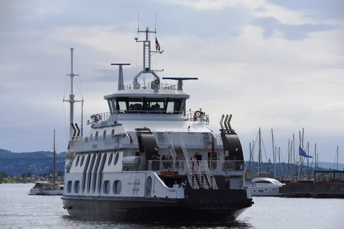 Fahrgastschiff KONGEN nach Auslaufen aus dem Hafen Oslo -- Baujahr: 2009 / Flagge: Norwegen / IMO/MMSI: 9481166/258509000 / gesehen in Oslo (Provinz Oslo/Norwegen), 28.05.2018