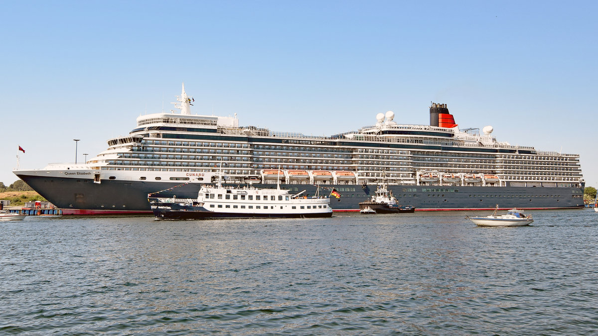 Fahrgastschiff MARITTIMA fährt am 7.8.2018 an der QUEEN ELIZABETH, welche am Skandinavienkai in Lübeck-Travemünde liegt, vorbei.