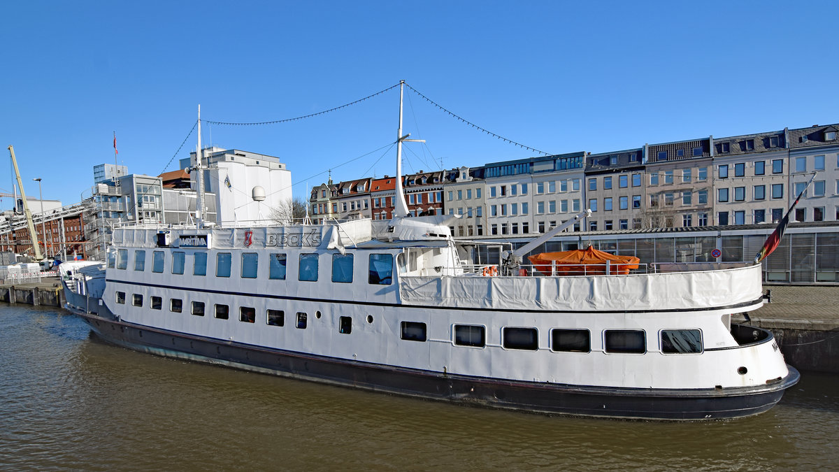 Fahrgastschiff MARITTIMA (IMO: 5315412) am 05.02.2020. Laut Auskunft eines Besatzungsmitglieds der HANSE (Fahrzeug wie  Marittima  zum Eigentümer  Böttcher  gehörend) liegt MARITTIMA dort im  Winterquartier . Er erwartet nicht, dass MARITTIMA nochmals als aktives Fahrgastschiff im Raum Lübeck-Travemünde zum Einsatz kommt. Vielmehr wird angenommen, dass das Schiff  ausgemustert  und veräußert wird. Vielleicht wird es seine  letzten Tage/Jahre  als Restaurantschiff verbringen.