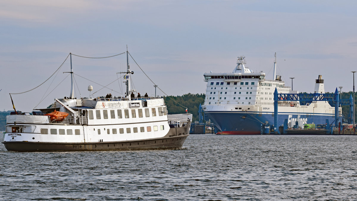 Fahrgastschiff MARITTIMA nähert sich der am Skandinavienkai von Lübeck-Travemünde liegenden Finnlines-Fähre EUROPALINK. Aufnahme vom 16.9.2018