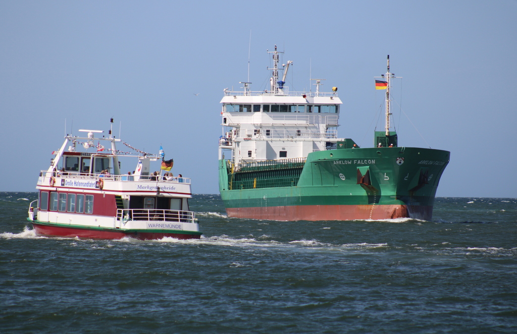 Fahrgastschiff Markgrafenheide und Arklow Falcon am 29.06.2025 in Warnemünde.
