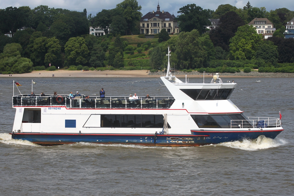 Fahrgastschiff MECKLENBURG (ENI 05116240); Datum: 05.07.2026; Aufnahmeort: Elbe/Hafen Hamburg, Deutschland.